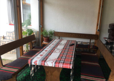 къща за гости Ивона Сапарева баня лятна кухня маса